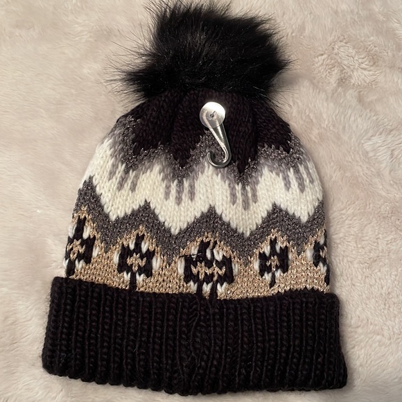 ⭐️Host Pick⭐️ Maurices women’s hat with faux fur Pom Pom NWT - Picture 2 of 5